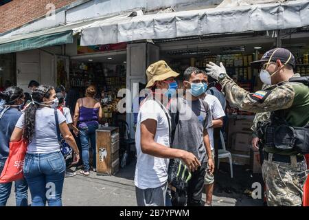 Caracas, Venezuela. 18 mars 2020. On voit des policiers parler avec des civils leur disant de rentrer chez eux à cause de la quarantaine annoncée par le gouvernement.après 3 jours de quarantaine décrétée par le gouvernement du président Nicolas Maduro, jusqu'à présent, le chiffre de 36 personnes confirmées être infectées par COVID-19 reste. Les résultats sont attendus de plus de 120 échantillons envoyés par l'institut d'hygiène. Les agences de sécurité continuent de fermer les entreprises et d'essayer de garder les gens dans leur foyer pour empêcher le virus de se propager davantage. Crédit: SOPA Images Limited/Alay Live News Banque D'Images