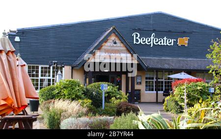 La chaîne de pub/restaurant Beefeater est l'une des plus importantes du Royaume-Uni et son avenir est désormais menacé en raison de la propagation du coronavirus. La survie à long terme du pub, restaurant et divertissement du Royaume-Uni est menacée après que le premier ministre Boris Johnson a dit aux Britanniques d'éviter les pubs, clubs, restaurants et théâtres dans le fighback national contre le coronavirus. Banque D'Images
