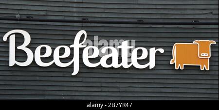 La chaîne de pub/restaurant Beefeater est l'une des plus importantes du Royaume-Uni et son avenir est désormais menacé en raison de la propagation du coronavirus. La survie à long terme du pub, restaurant et divertissement du Royaume-Uni est menacée après que le premier ministre Boris Johnson a dit aux Britanniques d'éviter les pubs, clubs, restaurants et théâtres dans le fighback national contre le coronavirus. Banque D'Images