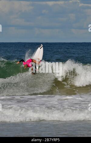 Macy Callaghan en action au Sydney Surf Pro 2020 Banque D'Images