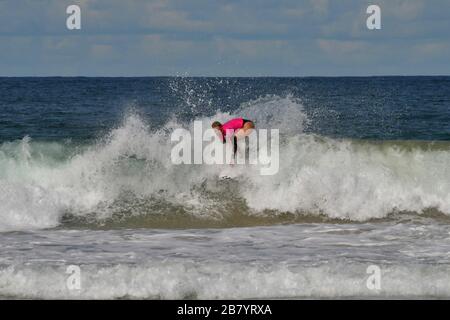 Macy Callaghan en action au Sydney Surf Pro 2020 Banque D'Images