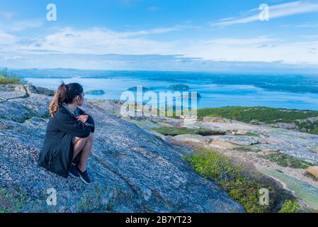 Femme bénéficiant de la vue magnifique sur les petites îles vues de Cadillac montagne dans Acadia National Park Maine USA Banque D'Images