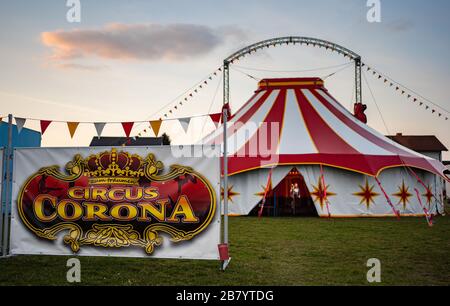 Oberhaid, Allemagne. 18 mars 2020. La tente du cirque Corona se dresse sur un pré à Oberhaid. A Oberhaid en Haute-Franconie, le cirque Corona nouvellement fondé ne peut pas se produire en raison de la situation actuelle du coronavirus. (vers dpa. « quel cirque ! ») Crédit: Nicolas Armer/dpa/Alay Live News Banque D'Images