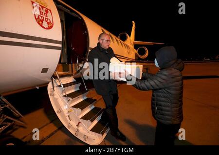 (200319) -- BEIJING, 19 mars 2020 (Xinhua) -- un membre du personnel décharge les kits d'essai pour COVID-19 d'un avion à un aéroport de Belgrade, Serbie, 15 mars 2020. Le premier lot d'aide médicale de la Chine à la Serbie est arrivé à Belgrade au cours du week-end pour aider à lutter contre la COVID-19. Le gouvernement serbe a déclaré dans un communiqué de presse le 16 mars que l'envoi comprenait 1 000 kits de tests rapides fabriqués par la BGI Genomics basée à Shenzhen, qui ont été donnés par l'organisation humanitaire chinoise Mammoth Foundation. (Gouvernement serbe/document d'informations via Xinhua) Banque D'Images