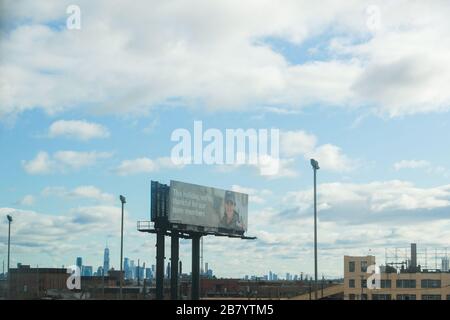 Secaucus, NJ / USA 28 novembre 2019: Un panneau publicitaire de FedEx sur l'autoroute I-95 près de New York City. FedEx Corporation est une américaine multina Banque D'Images