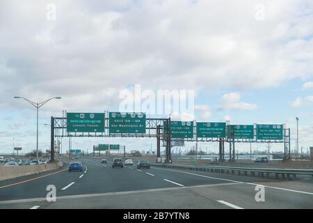 Secaucus, NJ / USA 28 novembre 2019: Plusieurs panneaux de circulation routière sur l'autoroute I-95 près de New York City montrent les directions vers Lincoln Tunnel et George Banque D'Images