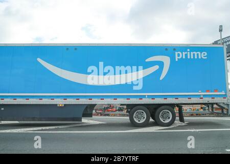 Secaucus, NJ / USA 28 novembre 2019 : camion de livraison Amazon de premier choix sur l'autoroute I-95 près de New York City. Banque D'Images