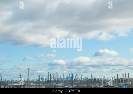 Secaucus, NJ / USA 28 novembre 2019 : vue sur les gratte-ciel de Manhattan depuis l'autoroute I-95 du côté du New Jersey. Banque D'Images