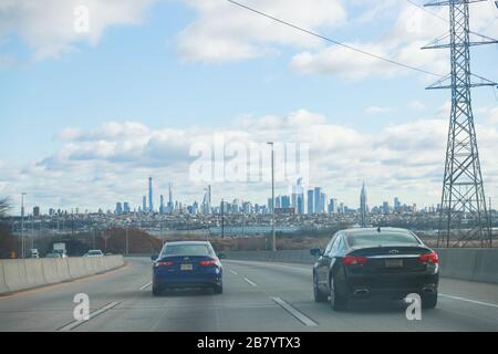 Secaucus, NJ / USA 28 novembre 2019 : vue sur la ville de New York depuis l'autoroute I-95. L'Interstate 95 est l'une des principales autoroutes entre New York Banque D'Images