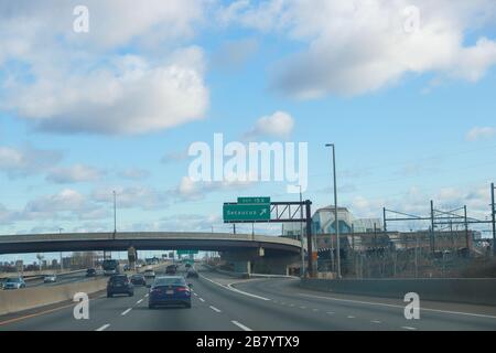 Secaucus, NJ / États-Unis 28 novembre 2019 : signalisation routière pour la sortie 15 X sur la I-95 nord. Cela conduit à Secaucus Junction du New Jersey Transit. Banque D'Images