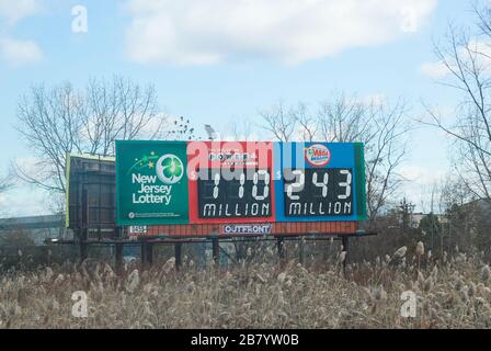 Secaucus, NJ / USA 28 novembre 2019: Un panneau publicitaire de New Jersey Lottery Powerball sur l'autoroute I-95. Banque D'Images