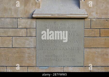 Plaque sur le mur du Balliol College Oxford en commémoration de trois évêques qui ont été brûlés pour leur foi Cranmer, Latimer et Ridley Banque D'Images