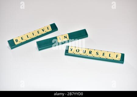 Les tuiles de Scrabble vous semblent croire en vous-même. Citation de motivation blocs de gratts lettres gris contexte vie citation induire Alphabet. Banque D'Images