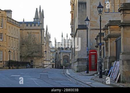 La rue Catte, déserte à Oxford, a appelé avec le collège Hertford à gauche et l'entrée du théâtre Sheldonian à droite menant à la caméra Radcliffe Banque D'Images