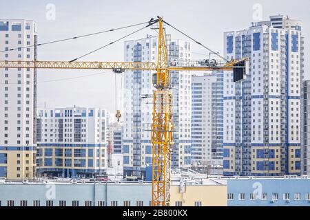 Construction grue construire un nouveau bâtiment de haute élévation. Biens immobiliers commerciaux et développement Banque D'Images