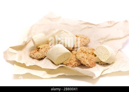 Cookies siciliens traditionnels typiques, appelés « ossa di morti » sur une simple serviette en papier sur fond blanc Banque D'Images