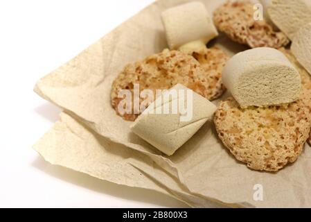 Cookies siciliens traditionnels typiques, appelés « ossa di morti » sur une simple serviette en papier sur fond blanc Banque D'Images