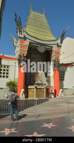 Los Angeles, États-Unis. 19 mars 2020. Un homme se tient derrière des barricades devant un théâtre chinois TCL temporairement fermé à Hollywood. La pandémie de coronavirus a paralysé une grande partie de la Californie le mercredi 18 mars 2020. Le nombre de cas de coronavirus dans le Southland continue d'augmenter et les responsables de la santé disent que la maladie continuera de se propager. Photo de Jim Ruymen/UPI crédit: UPI/Alay Live News Banque D'Images