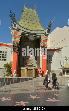 Los Angeles, États-Unis. 19 mars 2020. Un couple se trouve derrière des barricades devant un théâtre chinois TCL temporairement fermé à Hollywood. La pandémie de coronavirus a paralysé une grande partie de la Californie le mercredi 18 mars 2020. Le nombre de cas de coronavirus dans le Southland continue d'augmenter et les responsables de la santé disent que la maladie continuera de se propager. Photo de Jim Ruymen/UPI crédit: UPI/Alay Live News Banque D'Images