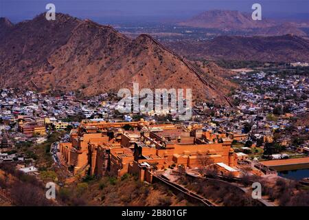 Vue panoramique sur un fort majestueux avec collines et ciel bleu pinkish en toile de fond, Inde Banque D'Images