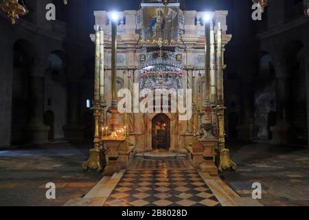 L'Edicule, qui enferme ce que l'on croit être la tombe de Jésus-Christ, à l'intérieur de l'Église du Saint-Sépulcre à Jérusalem, est vu vide à l'Église du Saint-Sépulcre dans la vieille ville de Jérusalem. Israël. L'industrie touristique israélienne a été durement touchée par les annulations en raison de la pandémie de coronavirus. Banque D'Images