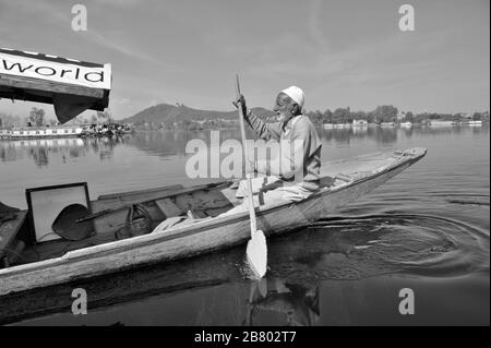 Kashmiri man pagara, lac Nagin, lac Dal, Srinagar, Cachemire, Jammu-et-Cachemire, Inde, Asie Banque D'Images