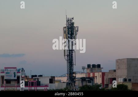 Tour de téléphone située au milieu d'un quartier résidentiel Banque D'Images