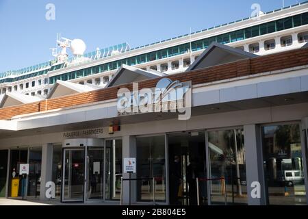 Entrée au port de Cadix, Espagne Banque D'Images