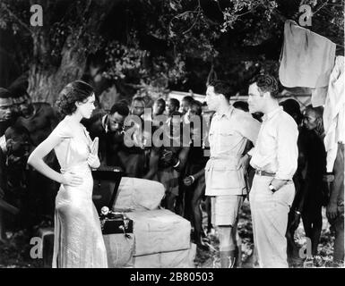 MAUREEN O'SULLIVAN comme Jane Parker PAUL CAVANAGH comme Martin Arlington et NEIL HAMILTON comme Harry Holt avec surpris les autochtones regardant l'ancien joueur de disques à TARZAN ET SON AMI 1934 directeurs CEDRIC GIBBONS et JACK CONWAY personnages EDGAR RICE BURROUGHS photo par TED ALLAN Metro Goldwyn Mayer Banque D'Images