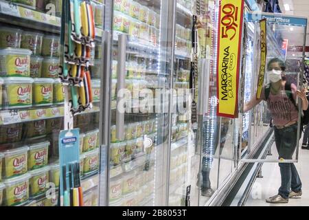 Sao Paulo, Brésil. 18 mars 2020. Un client achète des biens dans un supermarché de Sao Paulo, Brésil, 18 mars 2020. La plus grande ville du Brésil, Sao Paulo, a annoncé mercredi qu'elle fermait tous les centres commerciaux et clubs de fitness jusqu'à la fin d'avril pour contenir l'épidémie COVID-19. Crédit: Rahel Patrasso/Xinhua/Alay Live News Banque D'Images