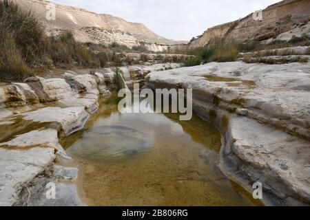 Wadi Hawarim, Désert du Negev, Israël. L'eau d'inondation s'accumule dans les piscines en pierre Banque D'Images