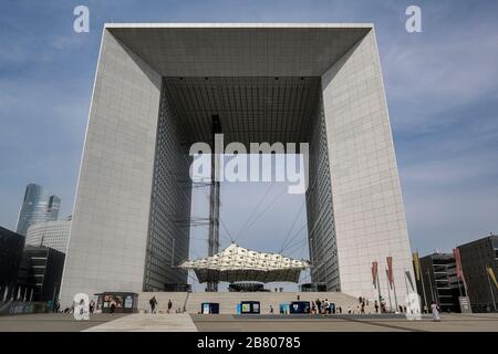 La Grande Arche dans le quartier des affaires de la Défense dans le centre-ouest de Paris Banque D'Images