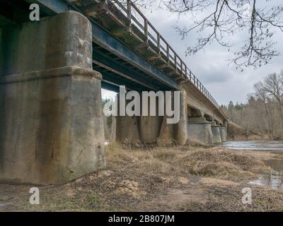 Pont en béton, construit en 1909. Pont en béton armé traversant la rivière Gauja à Strenči Banque D'Images