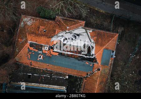 toit de la maison endommagé par la tempête de tornade d'ouragan lourd Banque D'Images