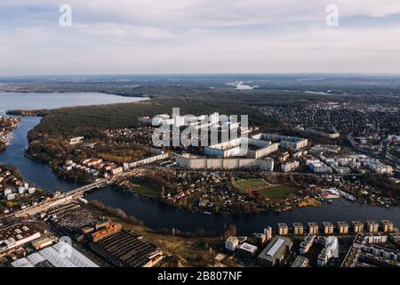 Tir de drone aérien wideangle de Berlin Treptow-Kopenick Banque D'Images