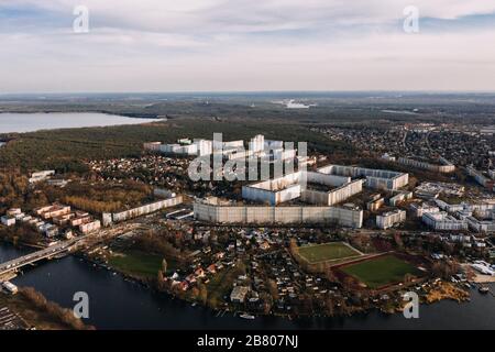 Tir de drone aérien wideangle de Berlin Treptow-Kopenick Banque D'Images