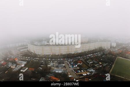 Drone aérien wideangle tourné par temps nuageux, Berlin Treptow-Kopenick Banque D'Images