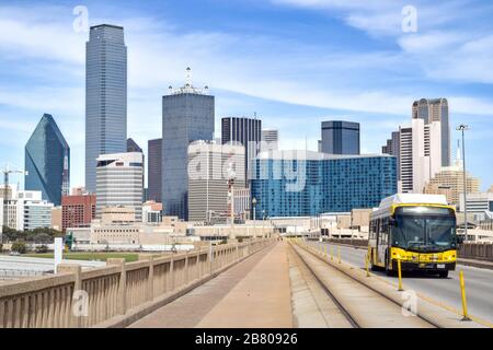 Bus public sur la route surélevée avec le centre-ville de Dallas en arrière-plan - Dallas, Texas, États-Unis Banque D'Images