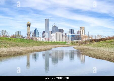 Horizon du centre-ville de Dallas et Reflection in Stream - Dallas, Texas, États-Unis Banque D'Images