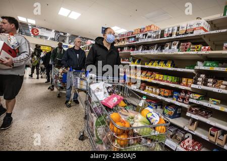 Londres, Royaume-Uni. 19 mars 2020. Tout d'abord faire des achats de panique ce matin dans un supermagasin Tesco dans le sud de Londres, au Royaume-Uni . Les gens se préparent car Londres pourrait faire face à un verrouillage du coronavirus similaire à celui des autres villes européennes. Crédit : Jeff Gilbert/Alay Live News Banque D'Images