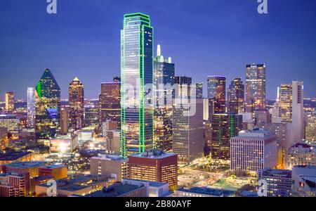 Vue aérienne du centre-ville de Dallas (Skyline) après Sunset - Dallas, Texas, États-Unis Banque D'Images