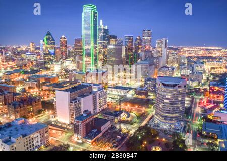 Vue aérienne du centre-ville de Dallas (Skyline) après Sunset - Dallas, Texas, États-Unis Banque D'Images