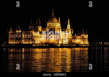 Parlement Budapest de nuit avec vue sur Donau Banque D'Images