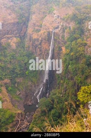 La cascade Joranda est une célèbre cascade d'odisha qui tombe d'une hauteur de 181 mtrs touche le sol sur la gorge perpendiculairement. Banque D'Images