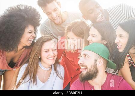 Joyeux millénaires amis qui s'amusent en plein air - jeunes qui font des visages bizarres et rient ensemble - vie de jeunes, vie de l'adolescence et multiracial nouveau Banque D'Images