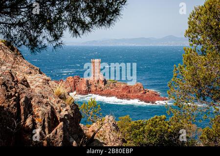 Ile d'Or, Ile d'Or avec tour carrée médiévale près du cap Dramont, St Raphaël, Côte d'Azur, Var, Provence-Alpes-Côte d'Azur, France Banque D'Images