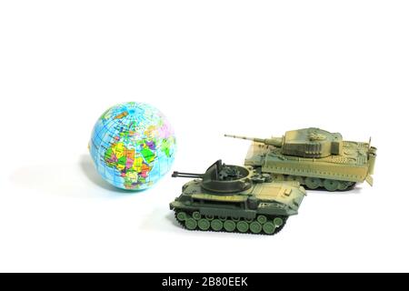 Jouets Tank plastique comme la guerre mondiale sur fond blanc, guerre, combat militaire réservoir exemple photo ou scénario de guerre concept Banque D'Images