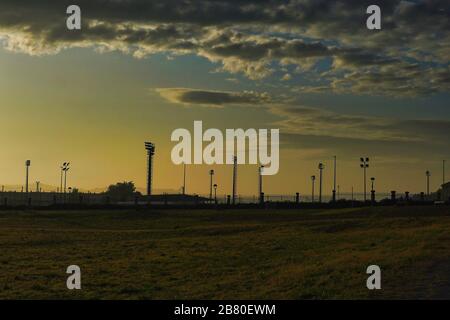 Radio tours dans le champ à Coruna, Galice, Espagne au coucher du soleil Banque D'Images