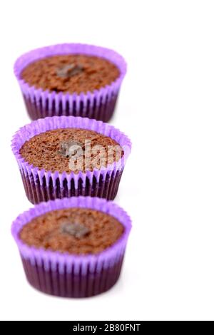 Muffins au chocolat dans un panier de papier violet. Mise au point sélective avec faible profondeur de champ. Banque D'Images