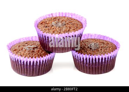 Muffins au chocolat dans un panier de papier violet. Mise au point sélective avec faible profondeur de champ. Banque D'Images